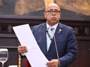 Alfredo-Pacheco-leyendo-en-el-Congreso-CDN.jpg-1024x768