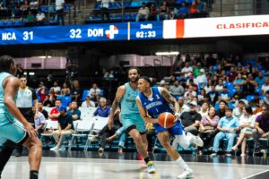 Angel-Nunez-del-combinado-quisqueyano-es-marcado-por-Eden-Ewing-de-Nicaragua