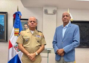 Director-del-COE-realiza-visita-al-Ministerio-de-Defensa-buscan-fortalecer-la-prevencion-de-desastres-2-800x567