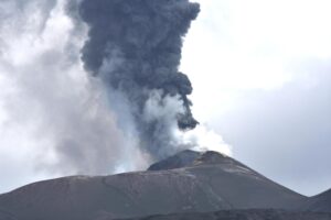 La nueva actividad eruptiva del volcán Etna provoca el cierre del aeropuerto de Catania