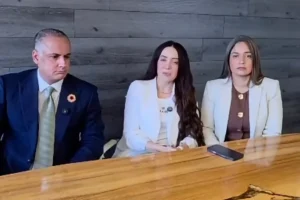 Karen-Yapoort-con-sus-abogados-